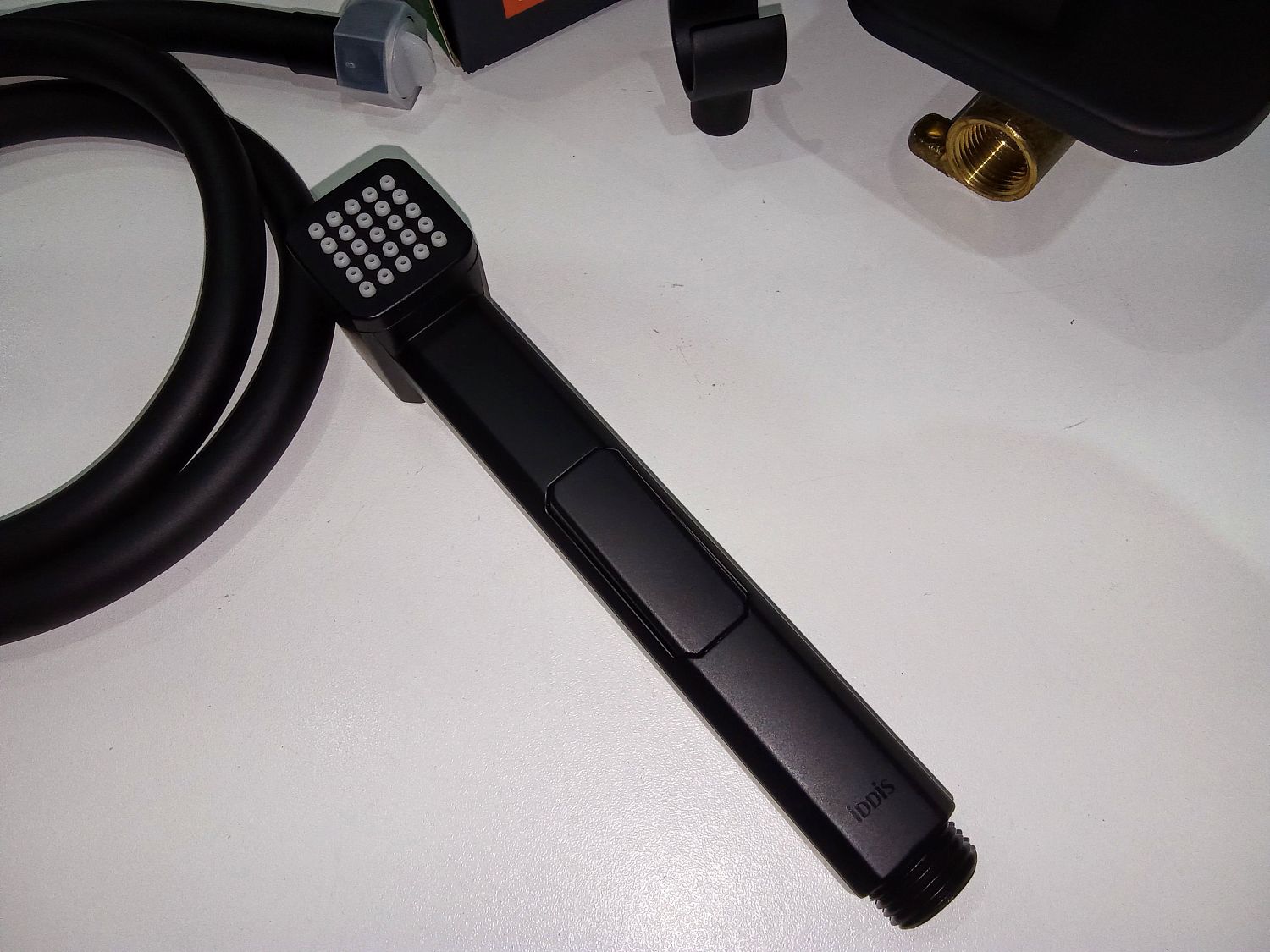 Гигиенический душ Iddis Spring 004BLS0i08 со смесителем с внутренней частью